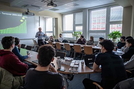 „Smart HOPI: Jak technologie a AI mění firmu."